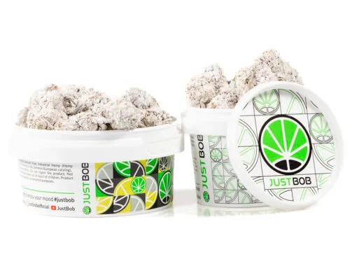 kwiaty cbd og super boost w bialym pojemniku z kolorowym designem