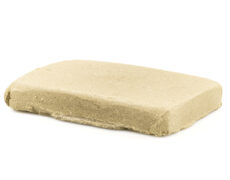 Gładka tabliczka hashish H4-CBD Super Pollen o jasnym, naturalnym kolorze 