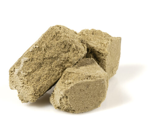 Grudki hashish H4-CBD Super Pollen ukazujące bogatą strukturę i naturalny wygląd