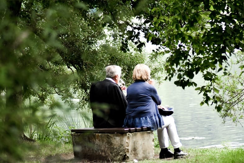 Dwoje seniorów w parku