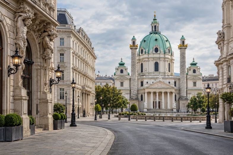 kwiaty-cbd-austria-pole-konopne Pole konopi włóknistych o zachodzie słońca z rzędami zielonych roślin pod otwartym niebem
